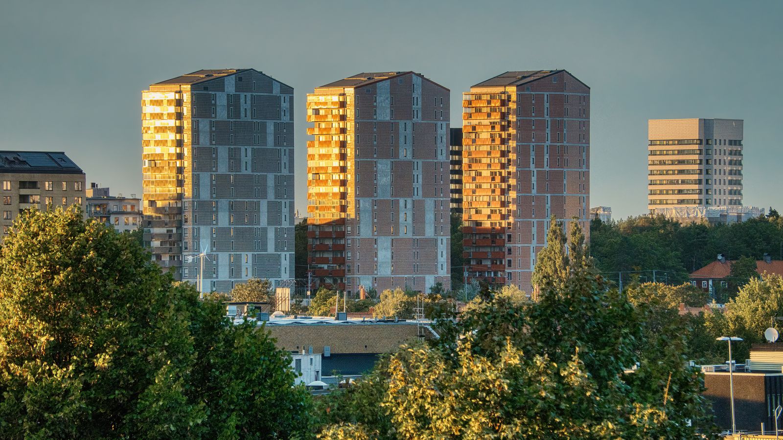 Bostadshus i Stockholm i kvällsljus